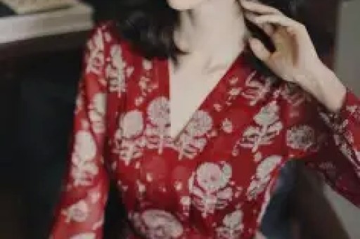 “心疼哥哥”火速破圈屠榜B站热门；新华社揭秘明星天价片酬四大洗钱招数；腾讯推出软件片多多；微博禁止在超话中集资 文娱周报