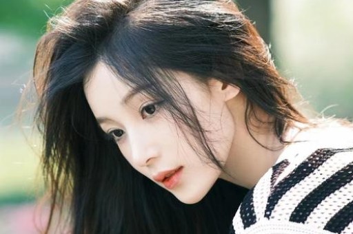 明星八卦与风水揭秘：黄晓明、Lisa等人的命运走向